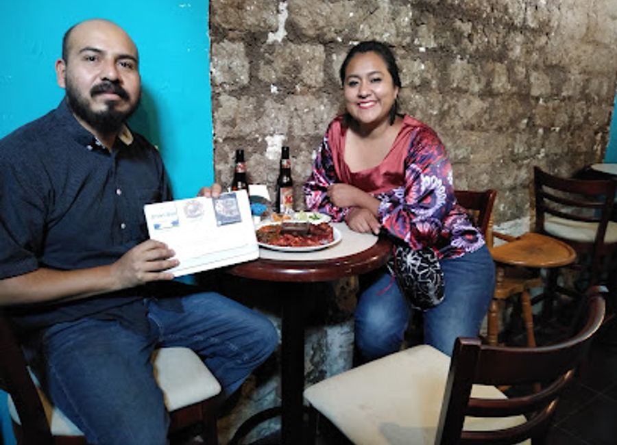 Discover the vibrant atmosphere and delectable cuisine at Brown Blue, a premier gastropub and sports bar in San Cristóbal de las Casas.