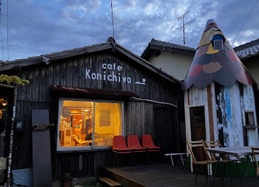 Discover the tranquil ambiance and delicious offerings at Kon'nichiwa, Naoshima's beloved café for art lovers and tourists alike.