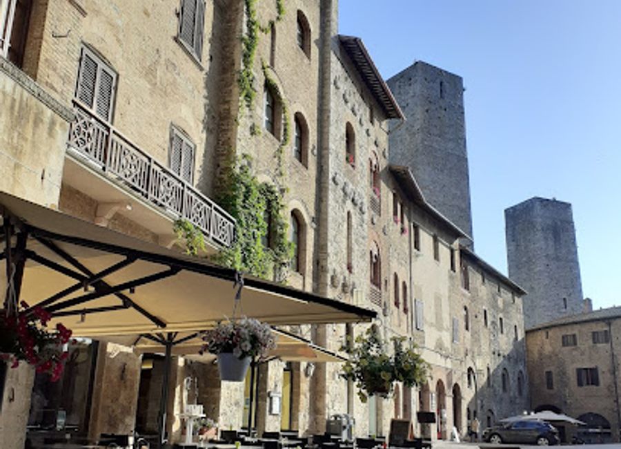 Experience the finest wines and authentic Tuscan flavors at Divinorum Wine Bar in San Gimignano, where every sip tells a story.