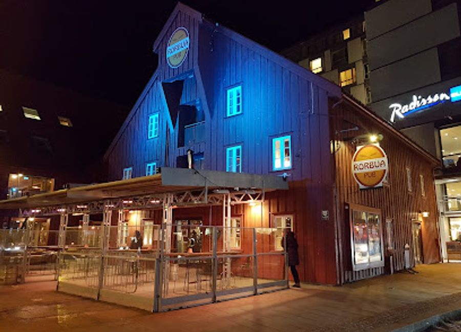 Experience the warmth of Norwegian hospitality at Rorbua Pub, Tromsø's charming gastropub offering local flavors and vibrant atmosphere.