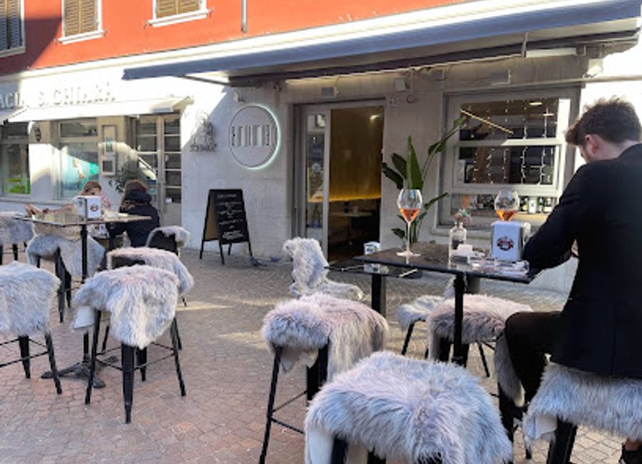 Discover Anima Lounge & Fish Bar in Trento: where fresh seafood meets exquisite cocktails in a stylish atmosphere.