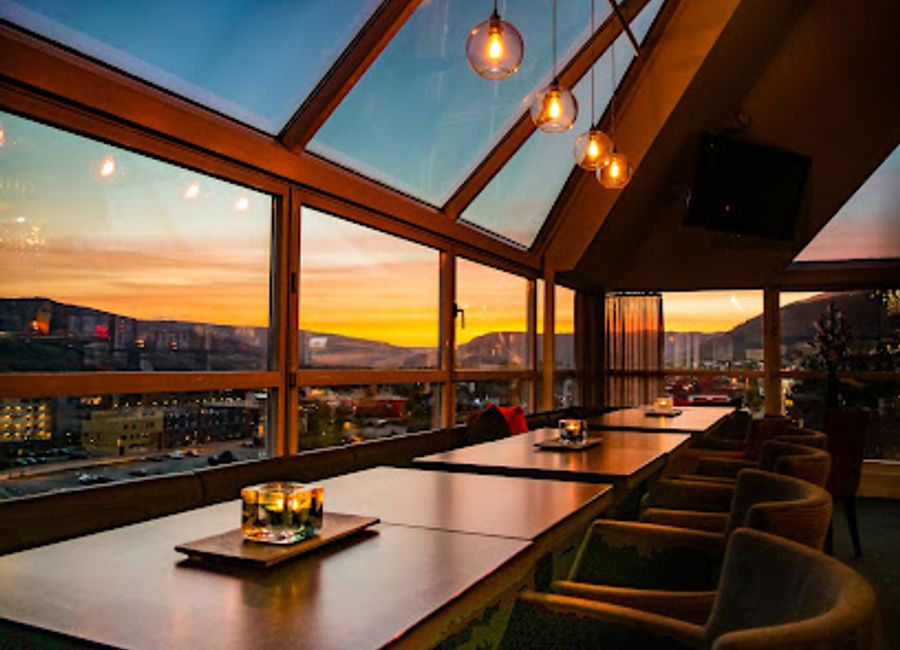 Discover stunning views and exquisite drinks at Toppen Skybar in Lillehammer, Norway's premier destination for unforgettable nightlife.