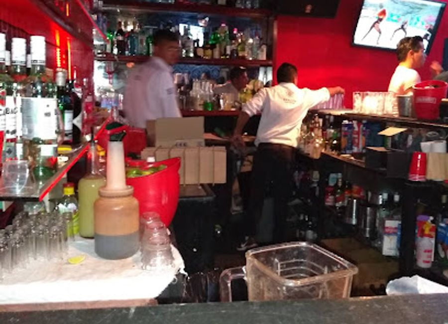 Experience the vibrant nightlife of San Cristóbal de las Casas at Baruva Food & Drinks, where great drinks and music come together in a lively atmosphere.