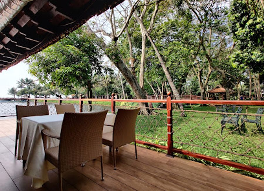 Discover the serene beauty and culinary delights of Vembanad at Kumarakom Lake Resort, a perfect retreat for relaxation and gourmet seafood.