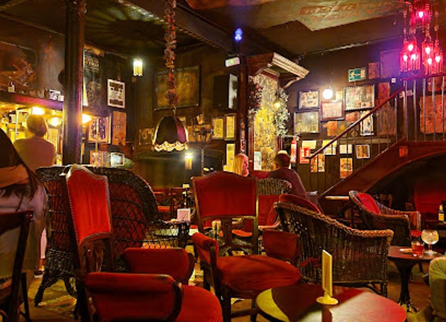 Discover Les Gens Que J'Aime, Barcelona's premier cocktail bar, where creativity meets taste in a vibrant atmosphere.