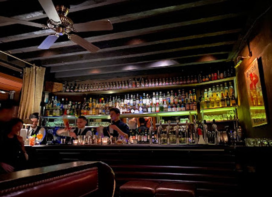 Experience the essence of Lyon's cocktail culture at L' Antiquaire, where creativity and ambiance blend for an unforgettable night out.