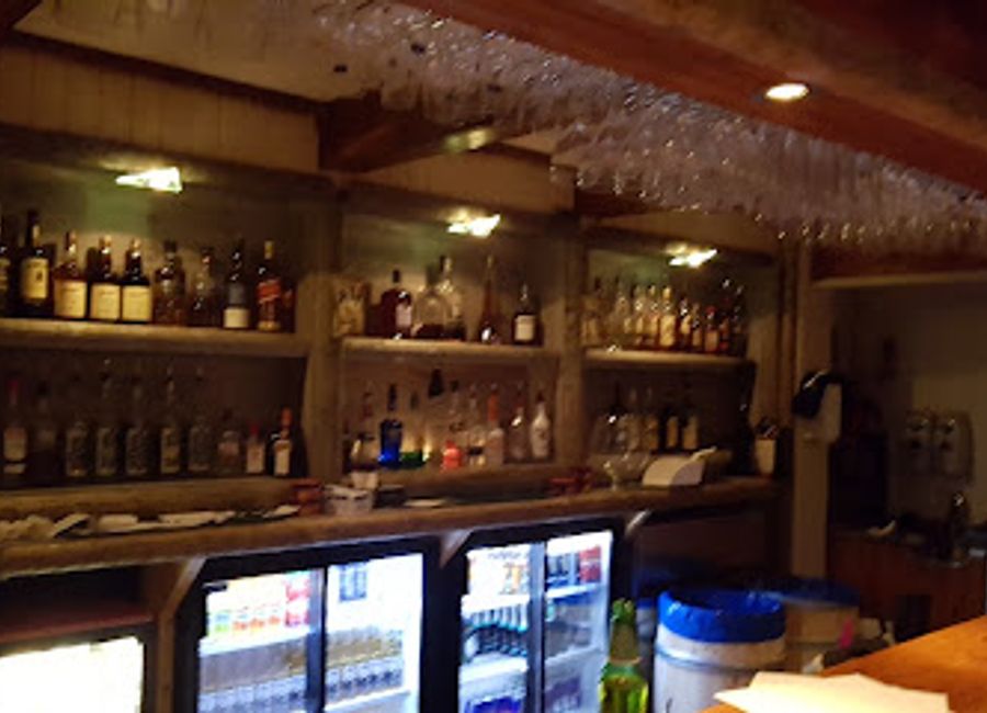 Discover the warmth of Irish hospitality at Drømmebua Pub in Røssnesvåg, Norway's enchanting pub experience.