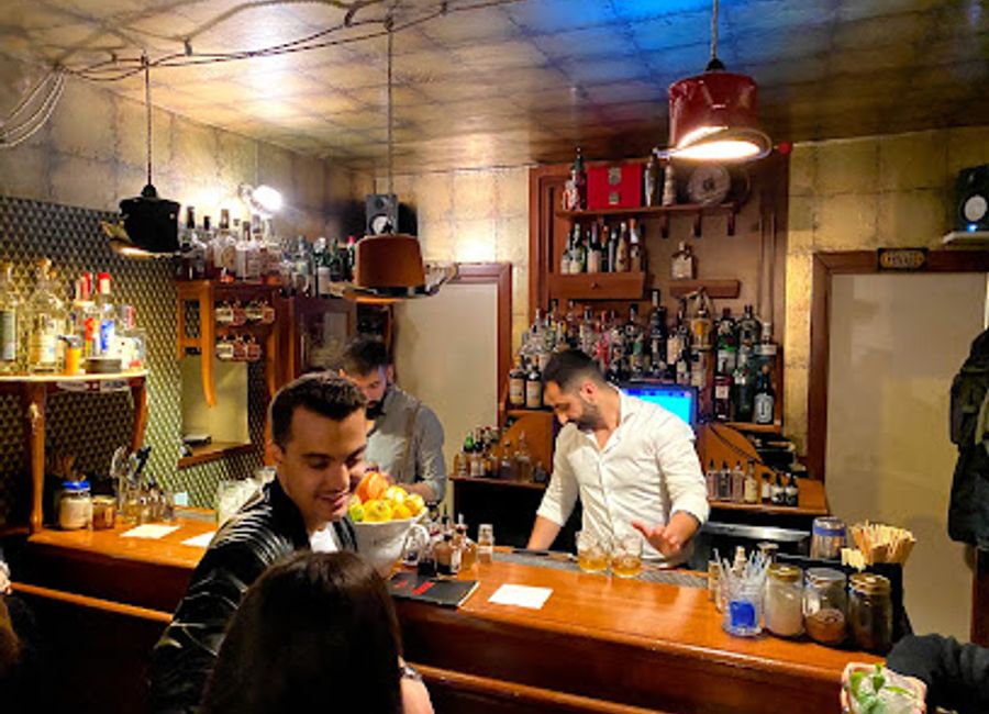 Discover the vibrant nightlife of Bari at Speakeasy Bari, where innovative cocktails meet delicious tapas in an unforgettable setting.