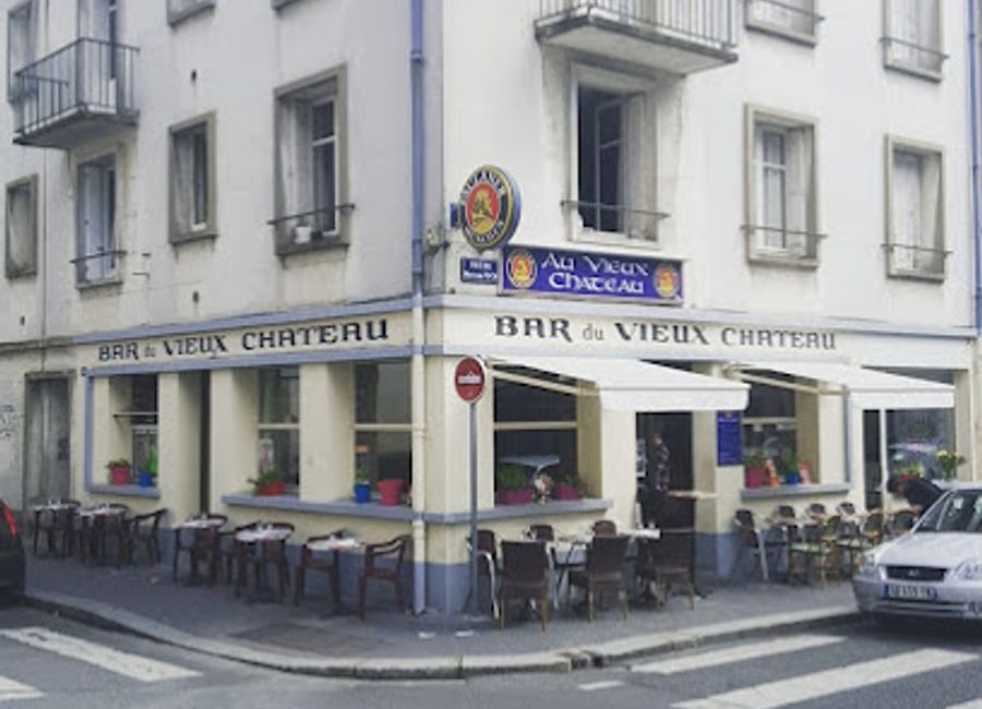 Discover Le Vieux Château, a charming bar and café in Tours offering delectable cuisine and refreshing drinks amidst a welcoming atmosphere.