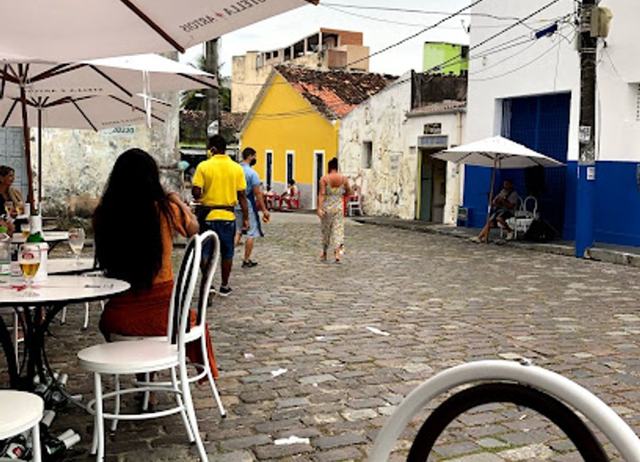 Experience the vibrant flavors of Salvador at Di Janela, where culinary tradition meets a lively bar atmosphere.