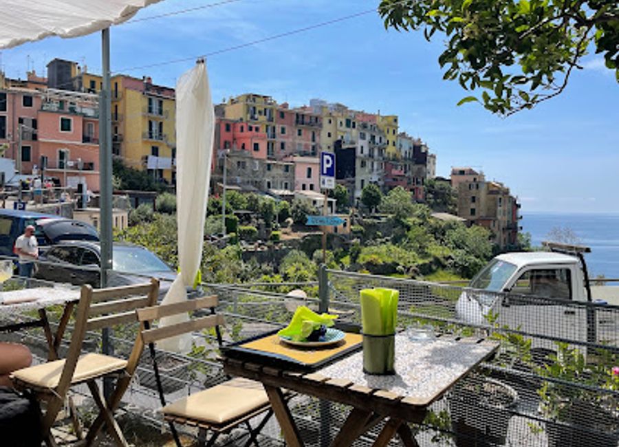 Discover the exquisite flavors of local wines and authentic Italian cuisine at Terra Rossa Wine & Food Winebar in Corniglia.
