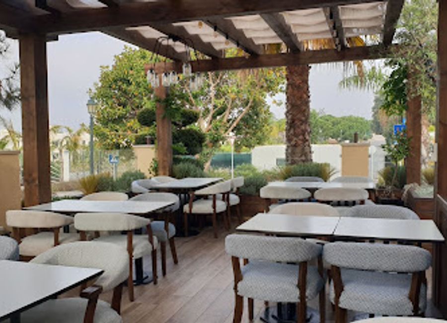 Discover the vibrant flavors of The Cheeky Pup, a gastropub in Almancil offering a delightful fusion of traditional and contemporary cuisine in a lively atmosphere.