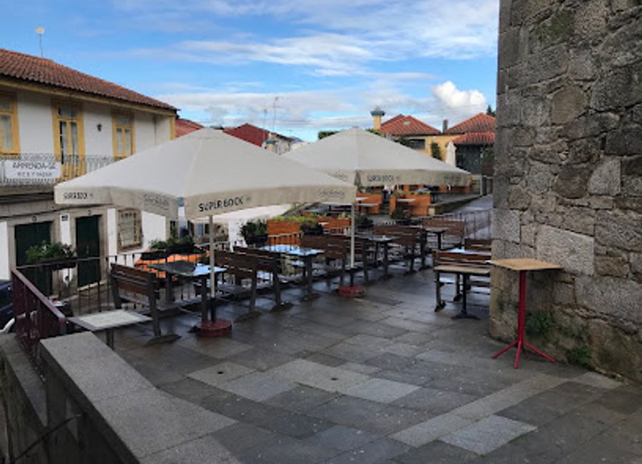 Experience the vibrant nightlife of Ponte de Lima at Chusso Bar, where craft cocktails, live music, and a welcoming atmosphere await.