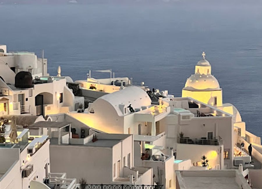 Discover PK Cocktail Bar: Santorini’s premier cocktail haven, blending stunning views with creative drinks for an unforgettable nightlife experience.