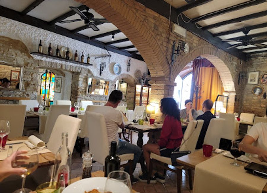 Discover the authentic flavors of Tuscany at Osteria Delle Catene, a charming restaurant in the heart of San Gimignano.