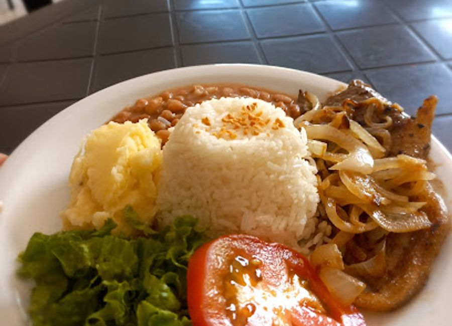 Discover the vibrant flavors and friendly atmosphere of Jacarandá Bar e Petiscaria in Alto Paraíso de Goiás, a must-visit for every traveler.