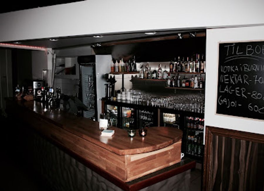 Discover the best local beers and a cozy atmosphere at Ölstofa Akureyrar, the heart of Akureyri's craft beer scene.