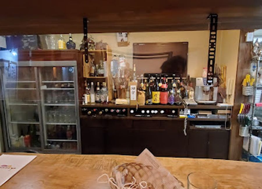 Discover the vibrant flavors of traditional Japanese izakaya dining combined with exquisite wines at Shinanoya in Hida, Gifu.