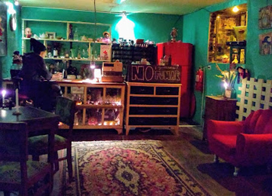 Discover the heart of Cusco's nightlife at El Huarique Bar, where live music and vibrant culture come together for an unforgettable experience.