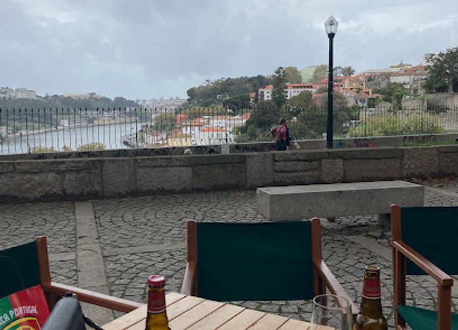Discover TiPO BAR in Porto – a cocktail lover's paradise blending innovative drinks, vibrant atmosphere, and local charm.