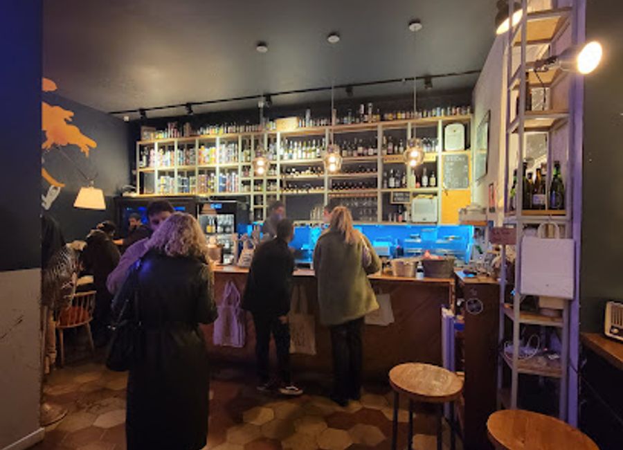 Discover the finest wines and craft beers at OAK Napoli, where Italian beverage culture comes alive in a cozy and inviting setting.