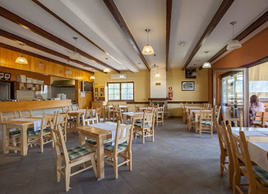 Indulge in delicious wood-fired pizzas at Pizzeria Vučnica, the perfect dining spot near Plitvička Jezera's breathtaking natural beauty.