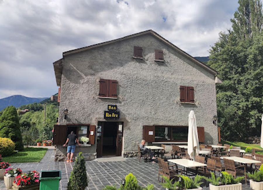 Experience the local flavors and warm hospitality at Bar Río Ara, a cozy bar in the enchanting Torla-Ordesa region.