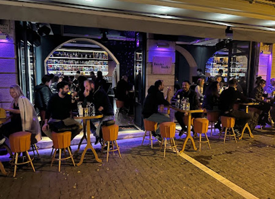 Experience the vibrant nightlife at Hunky Funky Cocktail Bar in Rethymno, where innovative cocktails meet a lively atmosphere for an unforgettable evening.