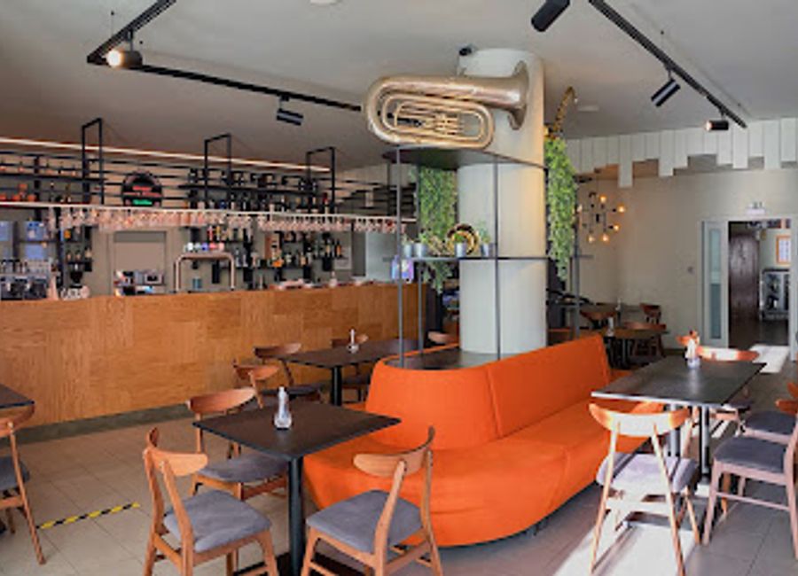 Discover the perfect blend of tapas, drinks, and live music at Music Food & Drinks in the heart of Guimarães, a culinary hotspot for tourists.