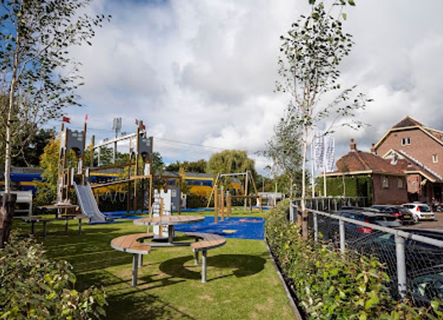 Discover the essence of Dutch cuisine at Het Tussenstation Lisse, where local flavors meet warm hospitality in a picturesque setting.