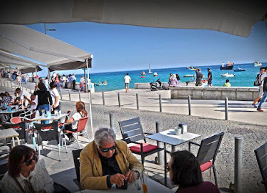 Discover the vibrant atmosphere of Mar&ante, a fast-food gem in Sesimbra offering delicious bites, creative cocktails, and a unique cosplay experience.