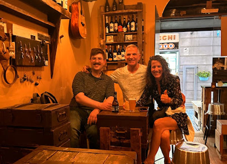 Discover the enchanting Spuzzulè Winebar in Naples, where exquisite wines and delightful cuisine merge in a cozy atmosphere.