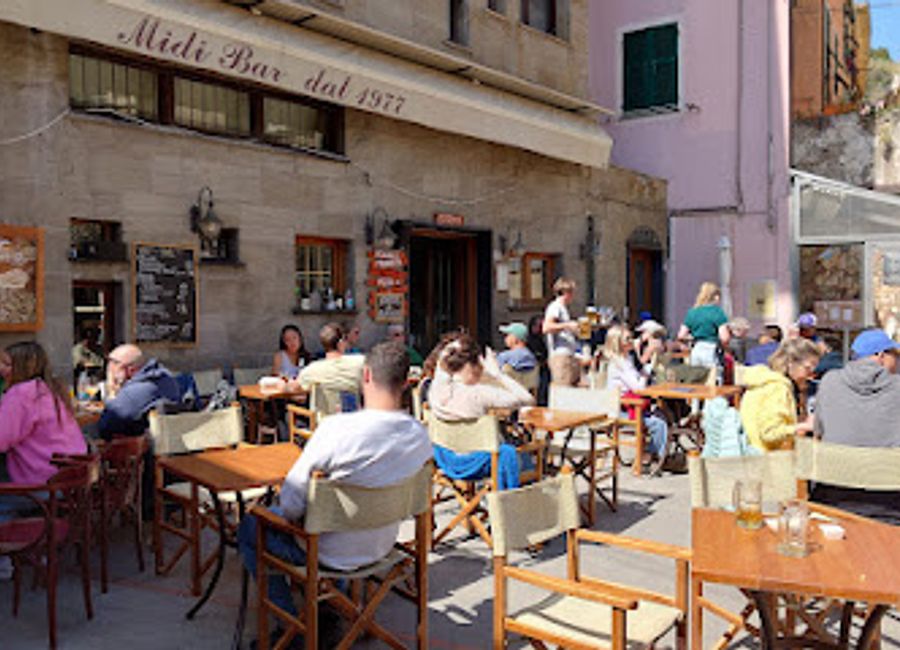 Discover the charm of Midi Bar in Monterosso al Mare, where delightful pastries and refreshing drinks meet Italian hospitality in a stunning coastal setting.