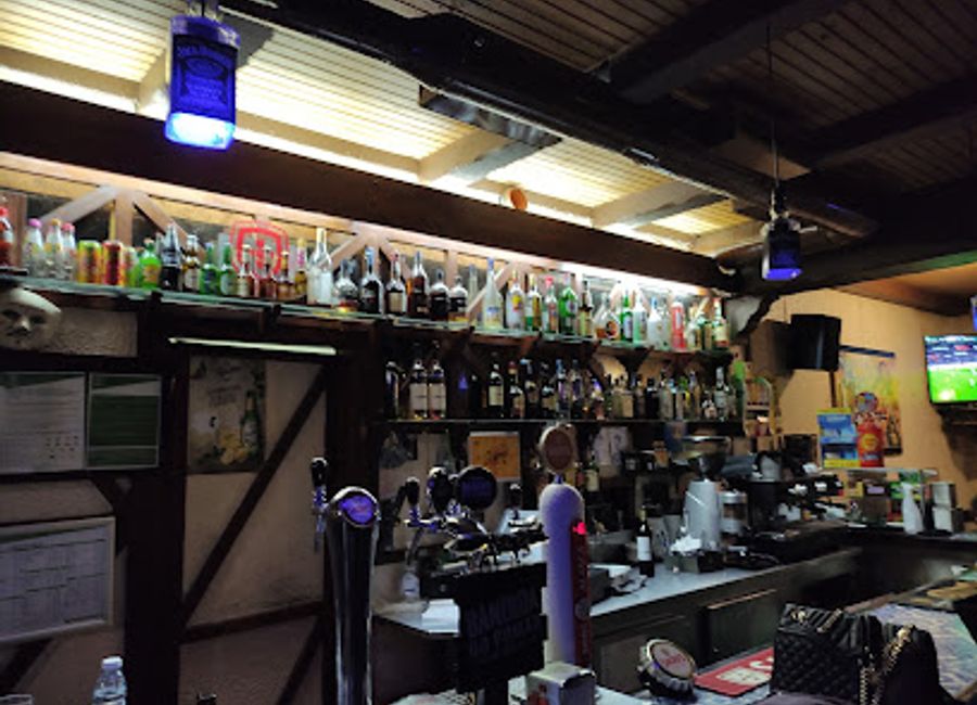 Discover the charm of Mellow Bar, Wine & Blues in Teixoso, where live music and fine wines create an unforgettable experience for every traveler.