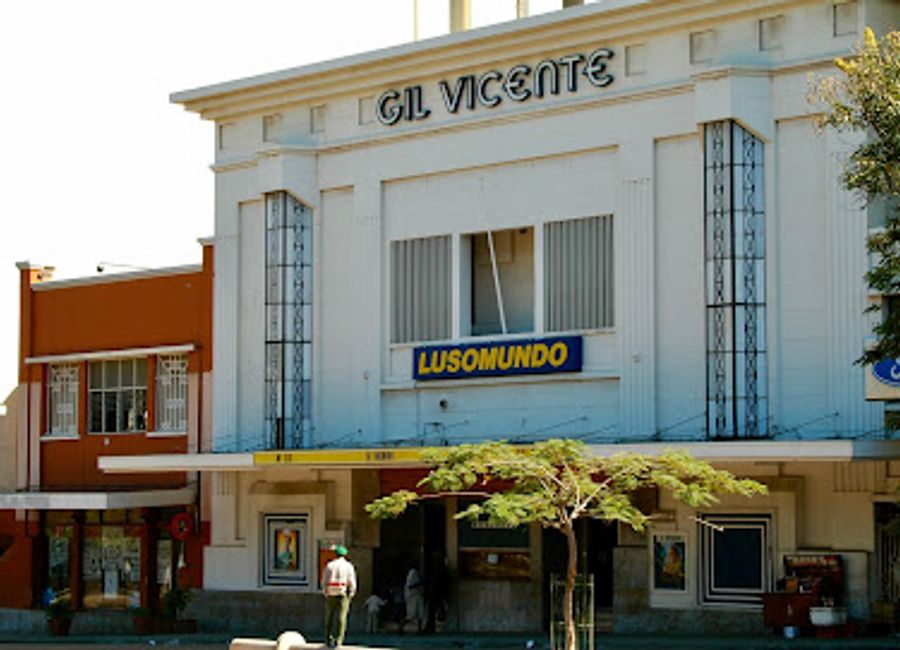 Discover the lively Gil-Vicente Café-Bar in Maputo, where drinks, atmosphere, and local culture converge for an unforgettable experience.