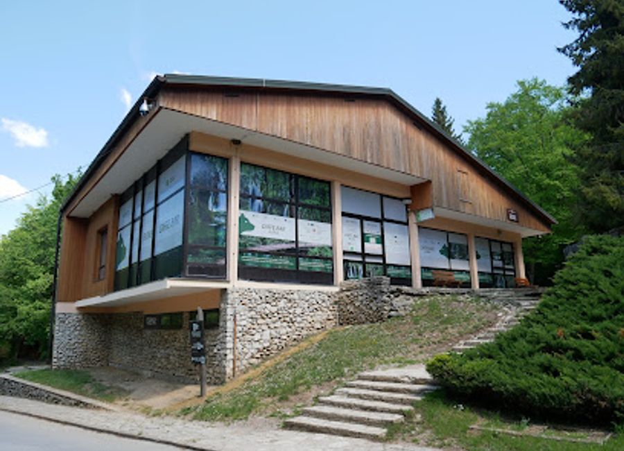 Experience the delicious grilled flavors at Café Bar Flora, a charming restaurant in the heart of Plitvička Jezera, perfect for tourists exploring the national park.