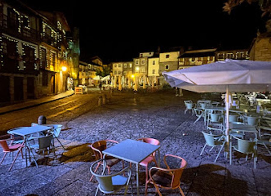 El Rock Bar: A lively bar in Guimarães offering great drinks, live music, and an inviting atmosphere for all travelers.