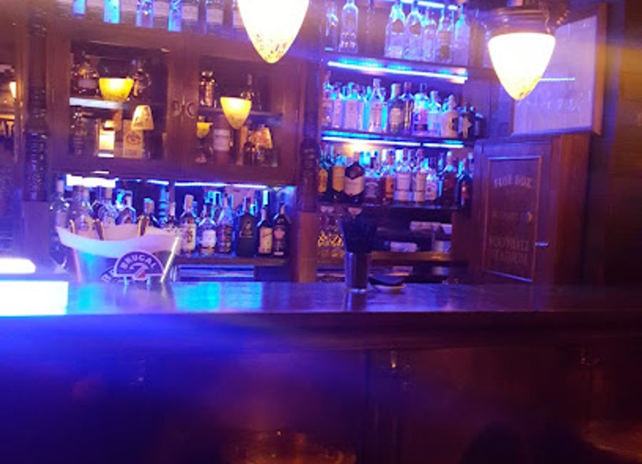 Discover the vibrant nightlife at Pub Legend, Lleida's premier piano bar, where music, tapas, and fun come together in a lively atmosphere.