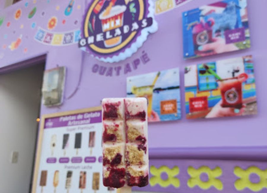 Discover the vibrant nightlife at Mix Cheladas in Guatapé, where refreshing drinks and local flavors await you in a lively atmosphere.