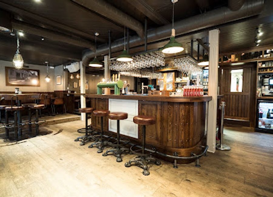 Experience the authentic flavors of Norway at Skanckebua Bar & Restaurant, a standout gastropub in the heart of Røros.