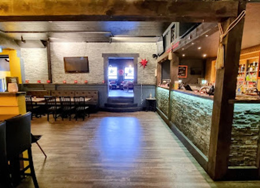 Experience the ultimate sports bar vibe at Ysteriet in Vinstra, where delicious food and thrilling live sports come together.