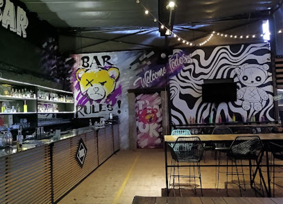 Experience the vibrant nightlife of San Miguel de Allende at Onza Bar, where craft cocktails and local spirits await in a lively atmosphere.