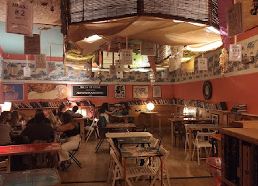 Discover the lively atmosphere of Salla de Estar, a must-visit bar in Sintra for delicious snacks and unforgettable nights.