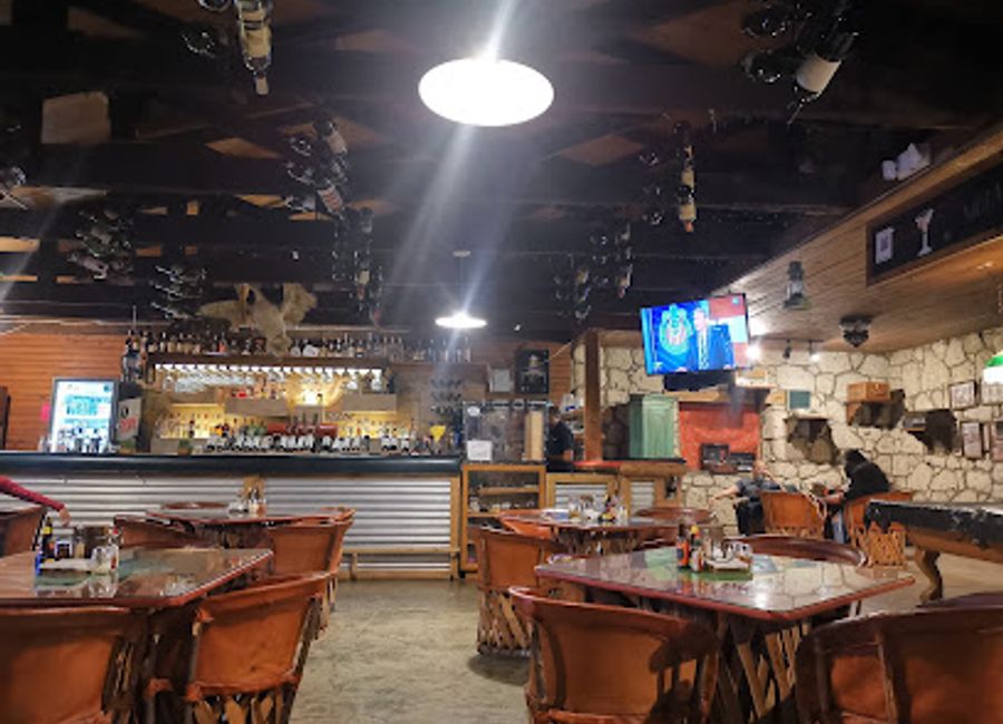 Experience the best of Creel at Cervecería Copper Lodge, a premier brewery offering artisanal beers and delicious pizzas in a vibrant atmosphere.