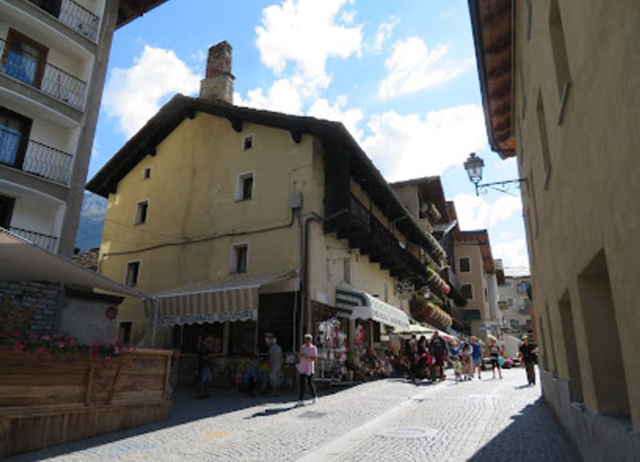Discover the charm of Bar Centrale in Cogne, where local flavors and a cozy atmosphere unite in the breathtaking Aosta Valley.