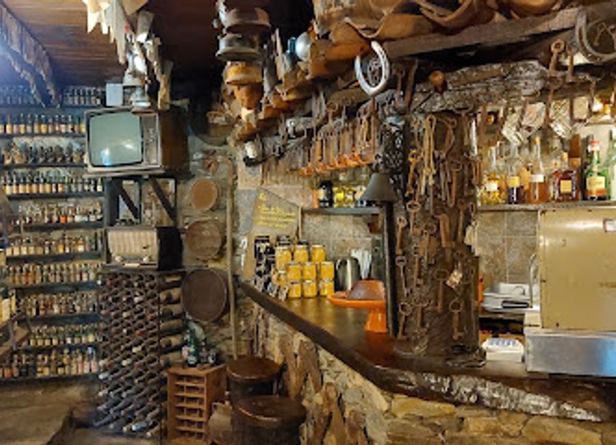 Experience the charm of Bar o Curral in Lousã, where local culture meets breathtaking nature amidst a warm and inviting atmosphere.