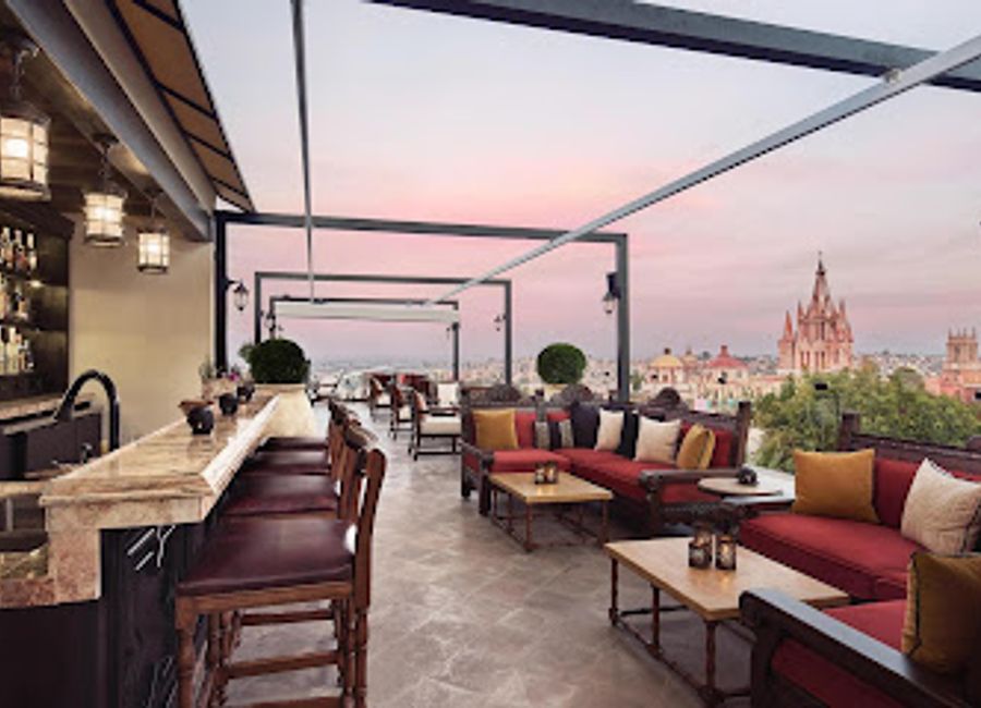 Experience the vibrant rooftop bar Tunki by Handshake in San Miguel de Allende, where stunning views meet exquisite cocktails and a relaxed lounge atmosphere.