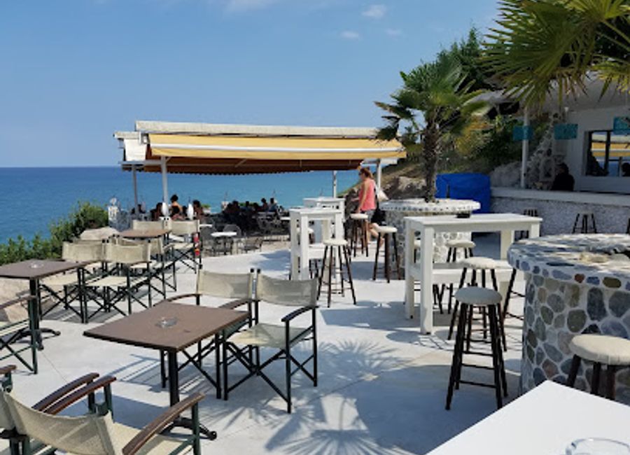 Discover Akrotiri Beach Bar in Limenas Litochorou for a perfect blend of sun, sea, and vibrant beach life with exceptional drinks and views.
