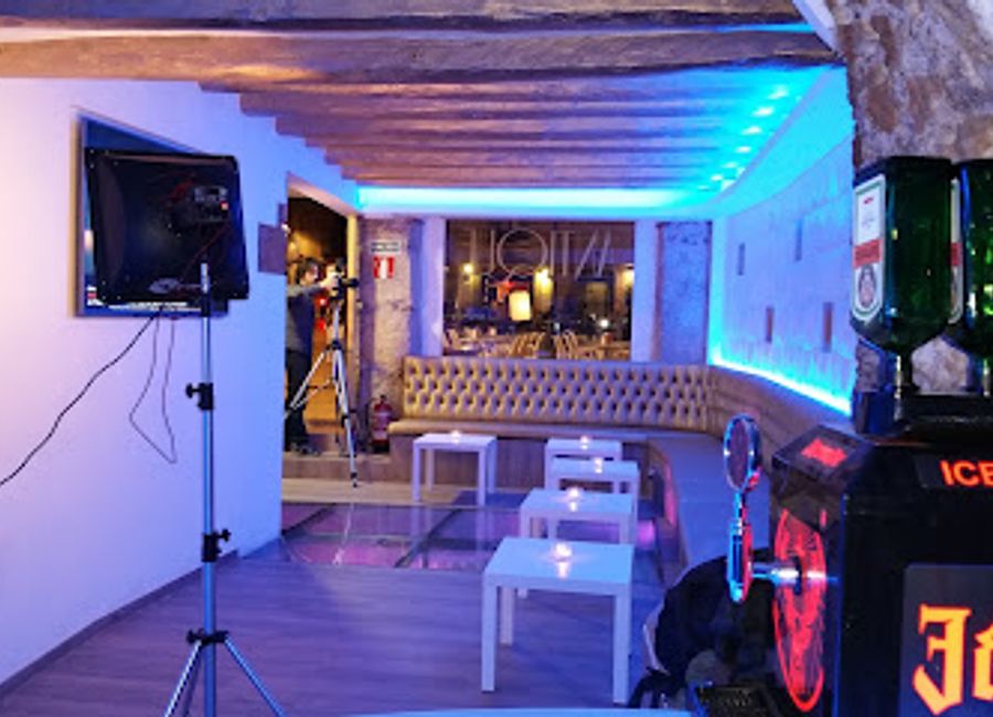 Discover Antique, Tarragona's lively cocktail bar, where expertly crafted drinks meet a vibrant nightlife atmosphere.