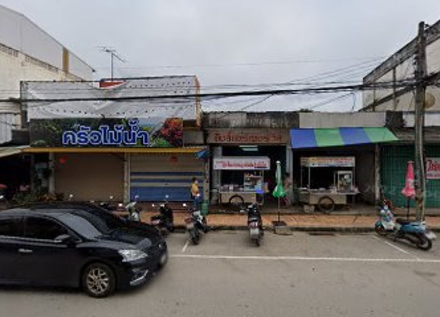 Discover the vibrant nightlife at Bling Bar in Loei, where eclectic decor meets refreshing cocktails for an unforgettable experience.